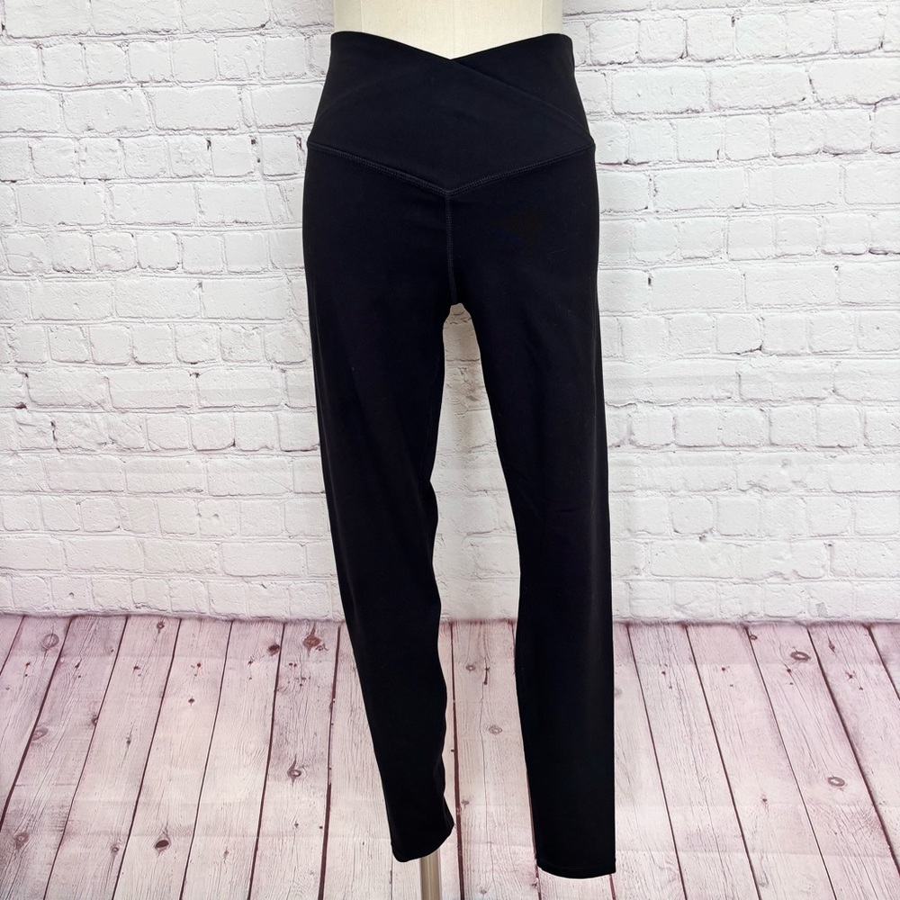 H&M Black High Waisted Matte Luxe Crossover Waistband 7/8 Leggings--EUC--M
